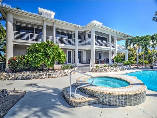Five Bedroom Marathon Vacation Rental Pool & Spa