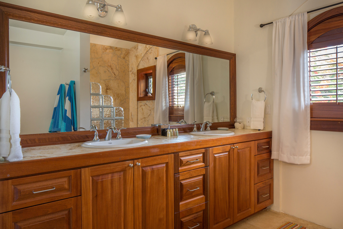 Stunning Views with 6 Bedrooms and Large Private Pool