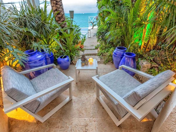 Luxury Beachfront Villa in Cancun with Infinity Pool