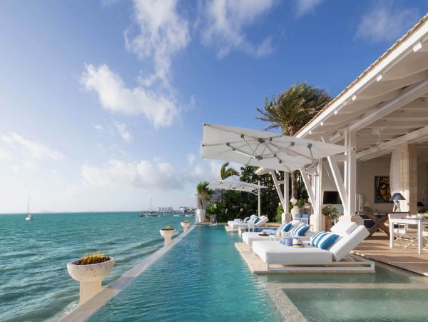 Luxury Beachfront Villa in Cancun with Infinity Pool