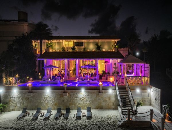 Luxury Beachfront Villa in Cancun with Infinity Pool