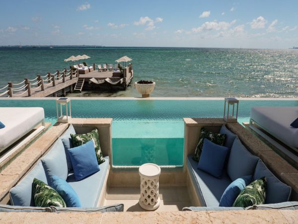Luxury Beachfront Villa in Cancun with Infinity Pool
