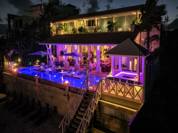 Luxury Beachfront Villa in Cancun with Infinity Pool