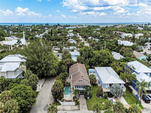 Five Bedroom Luxury Pool Home in Holmes Beach