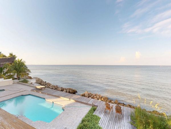 Beachfront North End Anna Maria Home