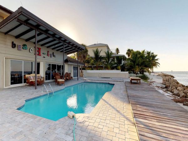 Beachfront North End Anna Maria Home