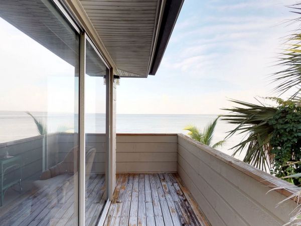 Beachfront North End Anna Maria Home