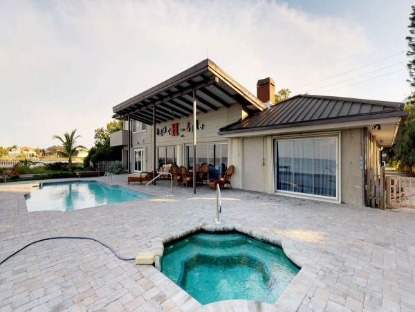 Beachfront North End Anna Maria Home