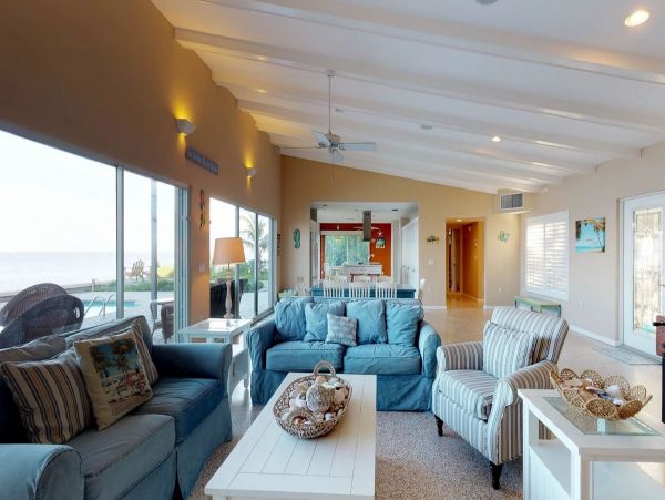 Beachfront North End Anna Maria Home