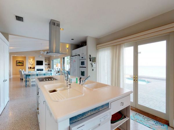 Beachfront North End Anna Maria Home