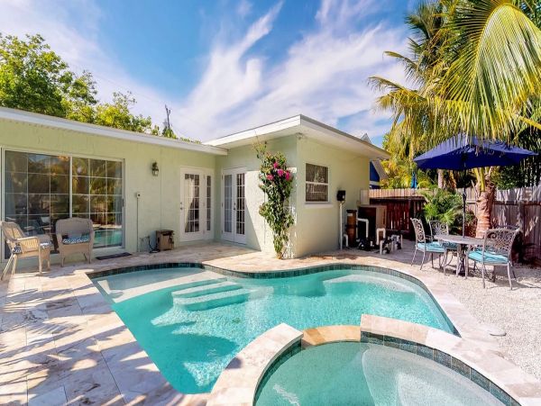 Three Bedroom Anna Maria Island Vacation Pool Home Sleeps 6