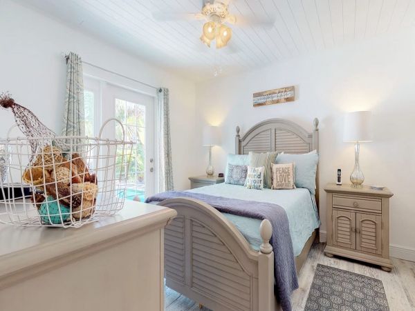 Three Bedroom Anna Maria Island Vacation Pool Home Sleeps 6