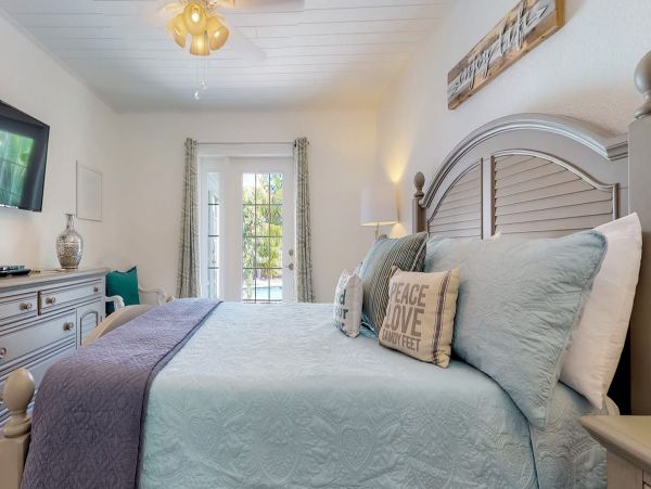 Three Bedroom Anna Maria Island Vacation Pool Home Sleeps 6