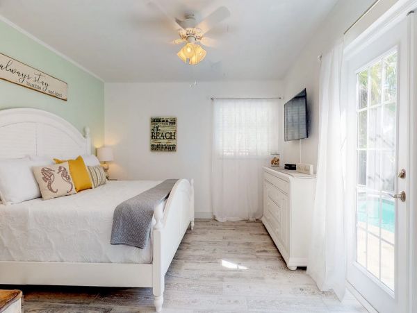 Three Bedroom Anna Maria Island Vacation Pool Home Sleeps 6