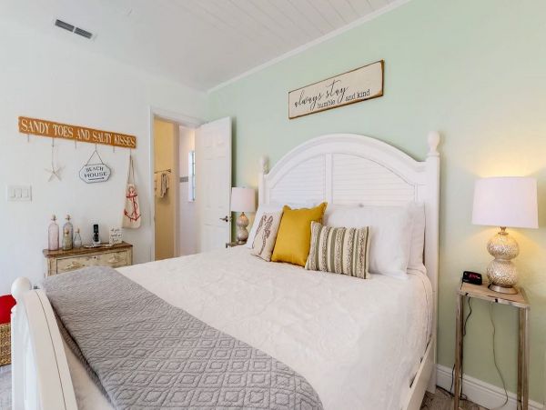 Three Bedroom Anna Maria Island Vacation Pool Home Sleeps 6