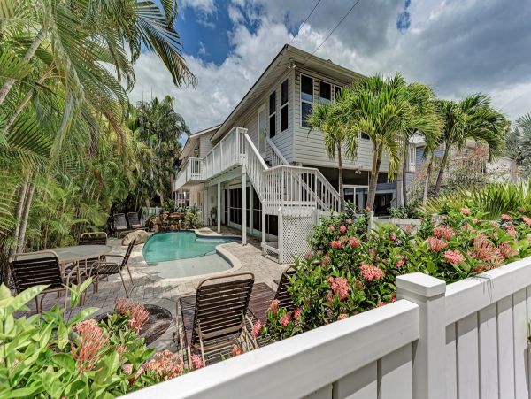 Holmes Beach 2 Bedroom Duplex Just Minutes from the Beach