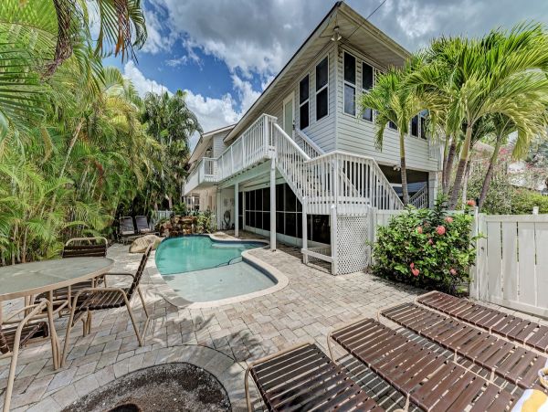Holmes Beach 2 Bedroom Duplex Just Minutes from the Beach