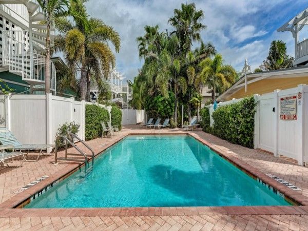 Beautiful 2 Bedroom Condo Walk to Beach
