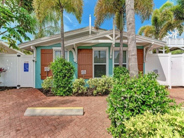 Beautiful 2 Bedroom Condo Walk to Beach