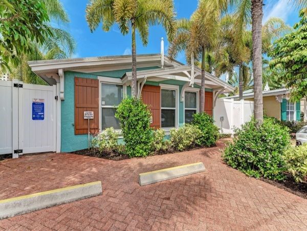Beautiful 2 Bedroom Condo Walk to Beach