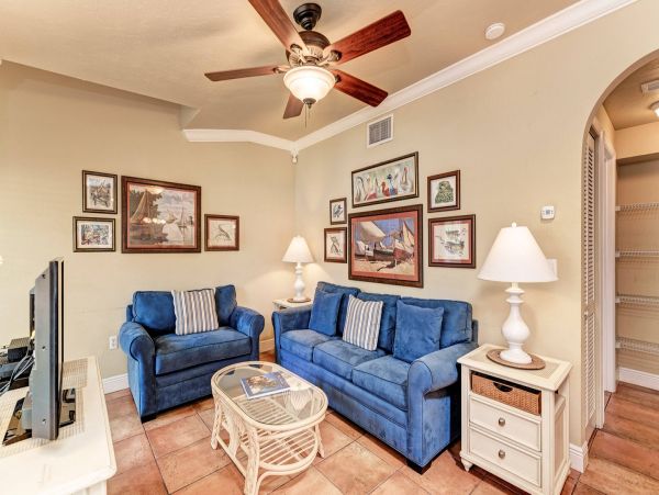 Beautiful 2 Bedroom Condo Walk to Beach