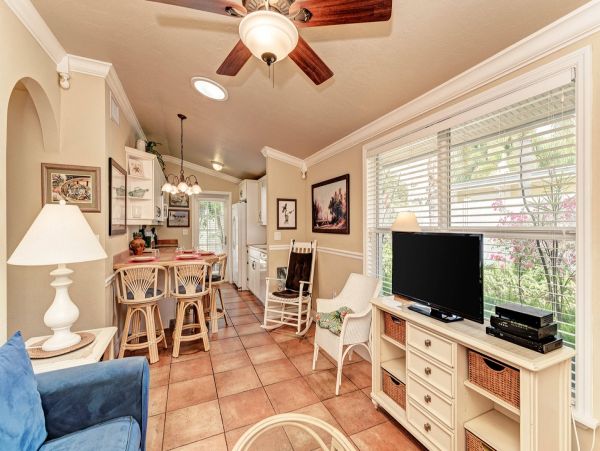Beautiful 2 Bedroom Condo Walk to Beach