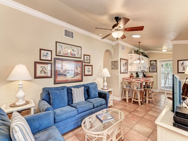 Beautiful 2 Bedroom Condo Walk to Beach