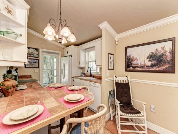 Beautiful 2 Bedroom Condo Walk to Beach