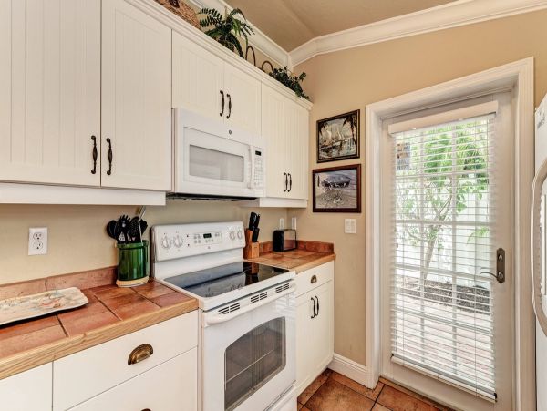 Beautiful 2 Bedroom Condo Walk to Beach