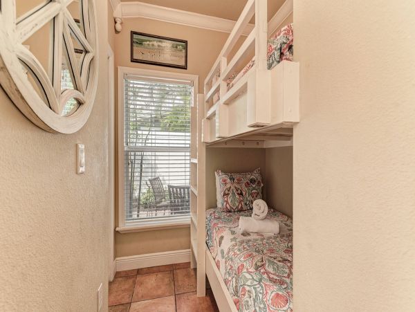 Beautiful 2 Bedroom Condo Walk to Beach
