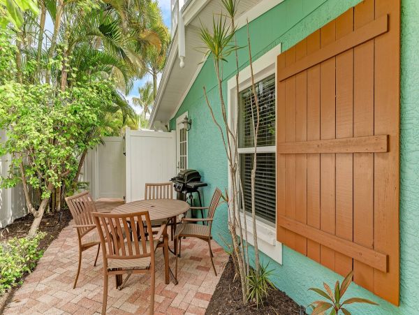 Beautiful 2 Bedroom Condo Walk to Beach