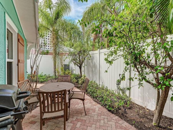 Beautiful 2 Bedroom Condo Walk to Beach