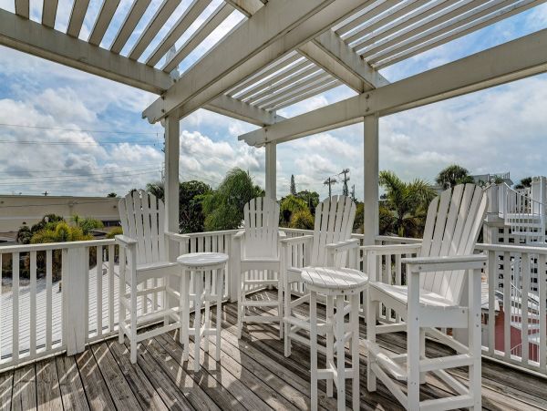 Beautiful 2 Bedroom Condo Walk to Beach