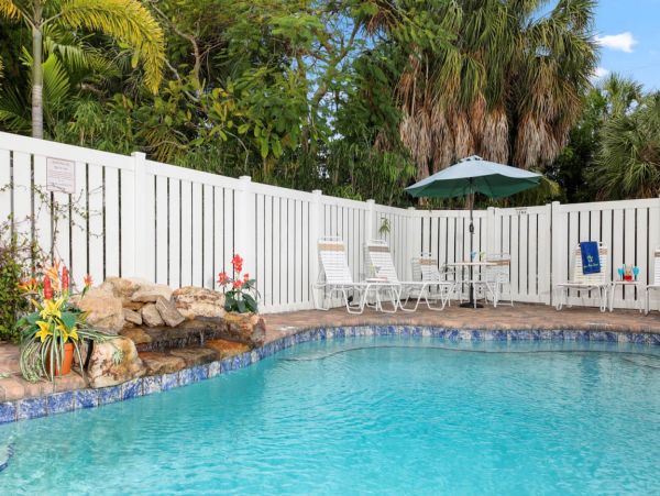 Cozy Holmes Beach Duplex Shared Pool  One Block to Beach