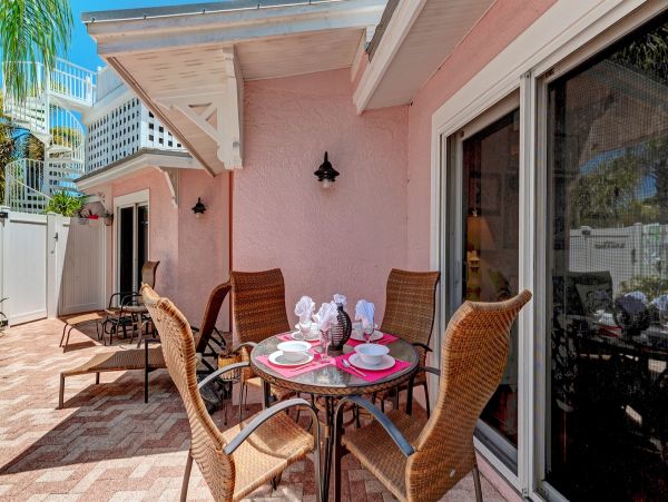 Tropical Vacation Getaway in Holmes Beach