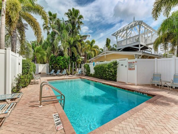 Tropical Vacation Getaway in Holmes Beach