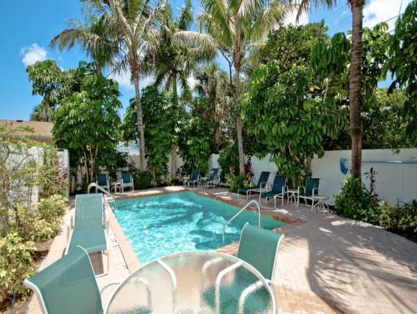 Lovely Holmes Beach Two Bedroom Vacation Condo