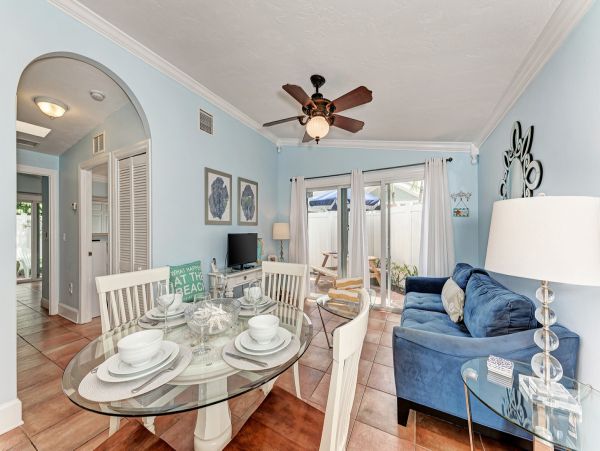 Lovely Holmes Beach Two Bedroom Vacation Condo