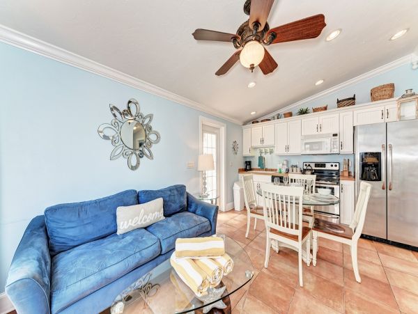 Lovely Holmes Beach Two Bedroom Vacation Condo