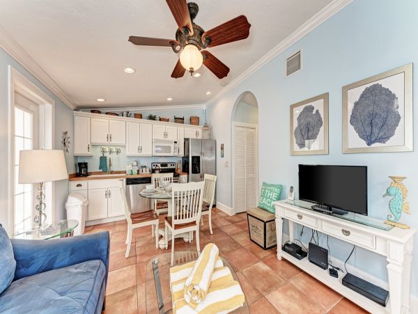 Lovely Holmes Beach Two Bedroom Vacation Condo