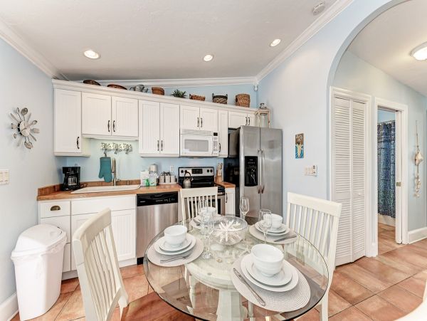 Lovely Holmes Beach Two Bedroom Vacation Condo