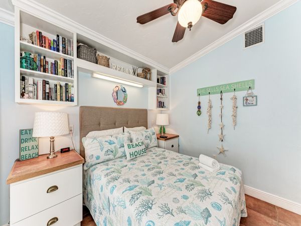 Lovely Holmes Beach Two Bedroom Vacation Condo