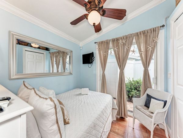 Lovely Holmes Beach Two Bedroom Vacation Condo