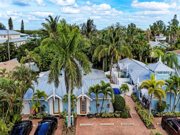 Lovely Holmes Beach Two Bedroom Vacation Condo