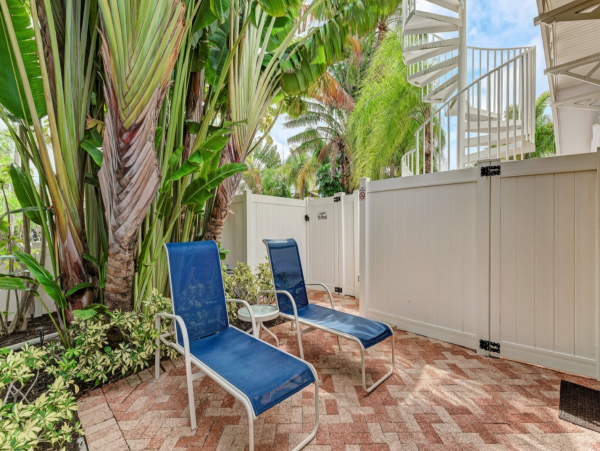 Lovely Vacation Condo Short Walk to Beach in Holmes Beach