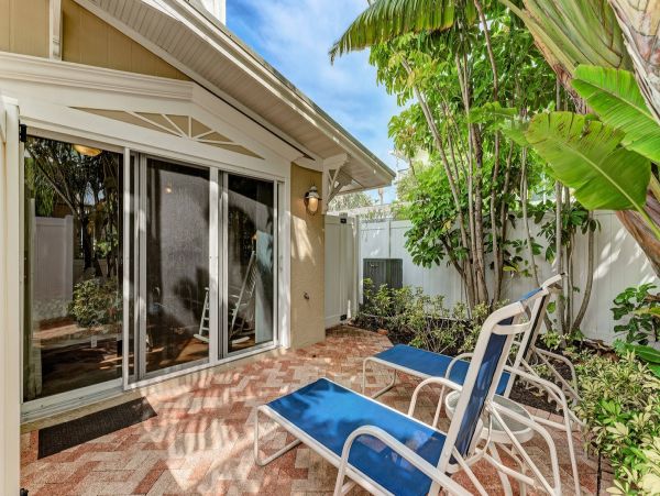 Lovely Vacation Condo Short Walk to Beach in Holmes Beach