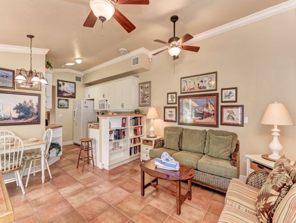 Lovely Vacation Condo Short Walk to Beach in Holmes Beach