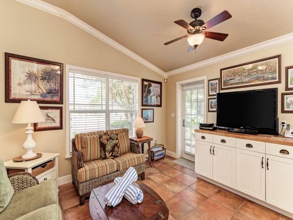 Lovely Vacation Condo Short Walk to Beach in Holmes Beach