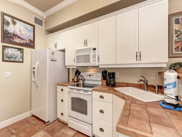 Lovely Vacation Condo Short Walk to Beach in Holmes Beach