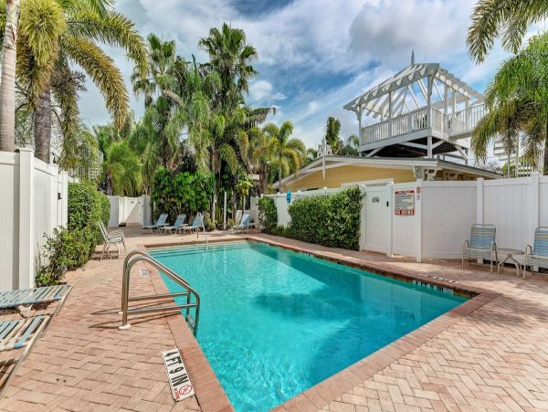 Lovely Vacation Condo Short Walk to Beach in Holmes Beach